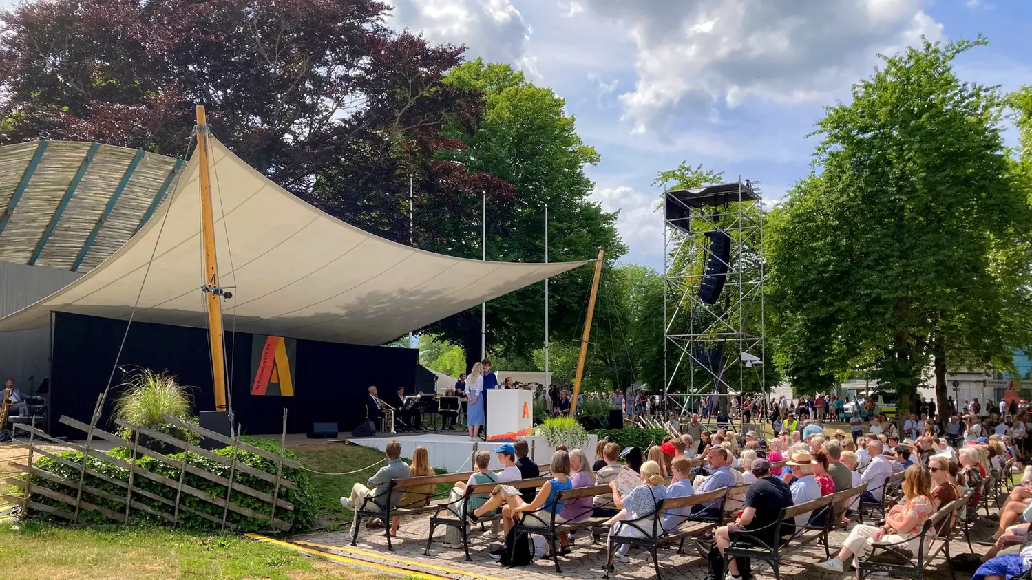Almedalsveckans stora scen med publik